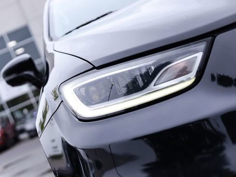 Used 2022 Chrysler Pacifica Touring-L w/ Uconnect Theater Family Group FWD image 13
