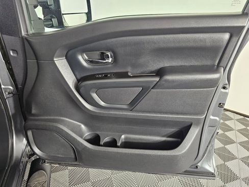 Used 2019 Nissan Titan SV w/ SV Convenience Package image 35
