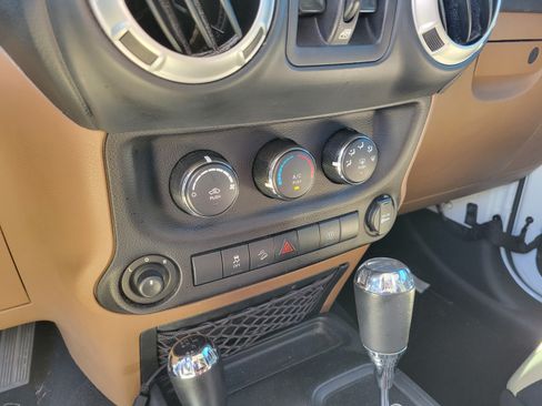 Used 2018 Jeep Wrangler Unlimited Sahara AWD/4WD image 18