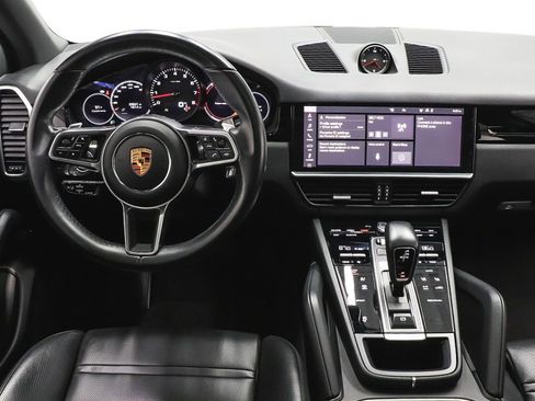 Used 2021 Porsche Cayenne w/ Premium Package image 27