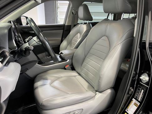 Used 2023 Toyota Highlander XLE image 25