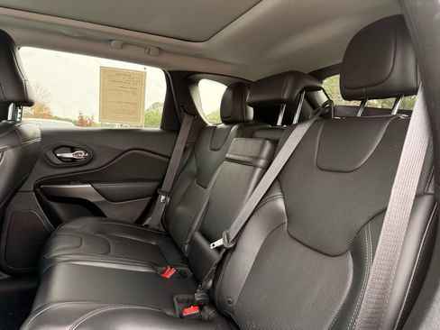 Used 2019 Jeep Cherokee Limited w/ Technology Group image 31