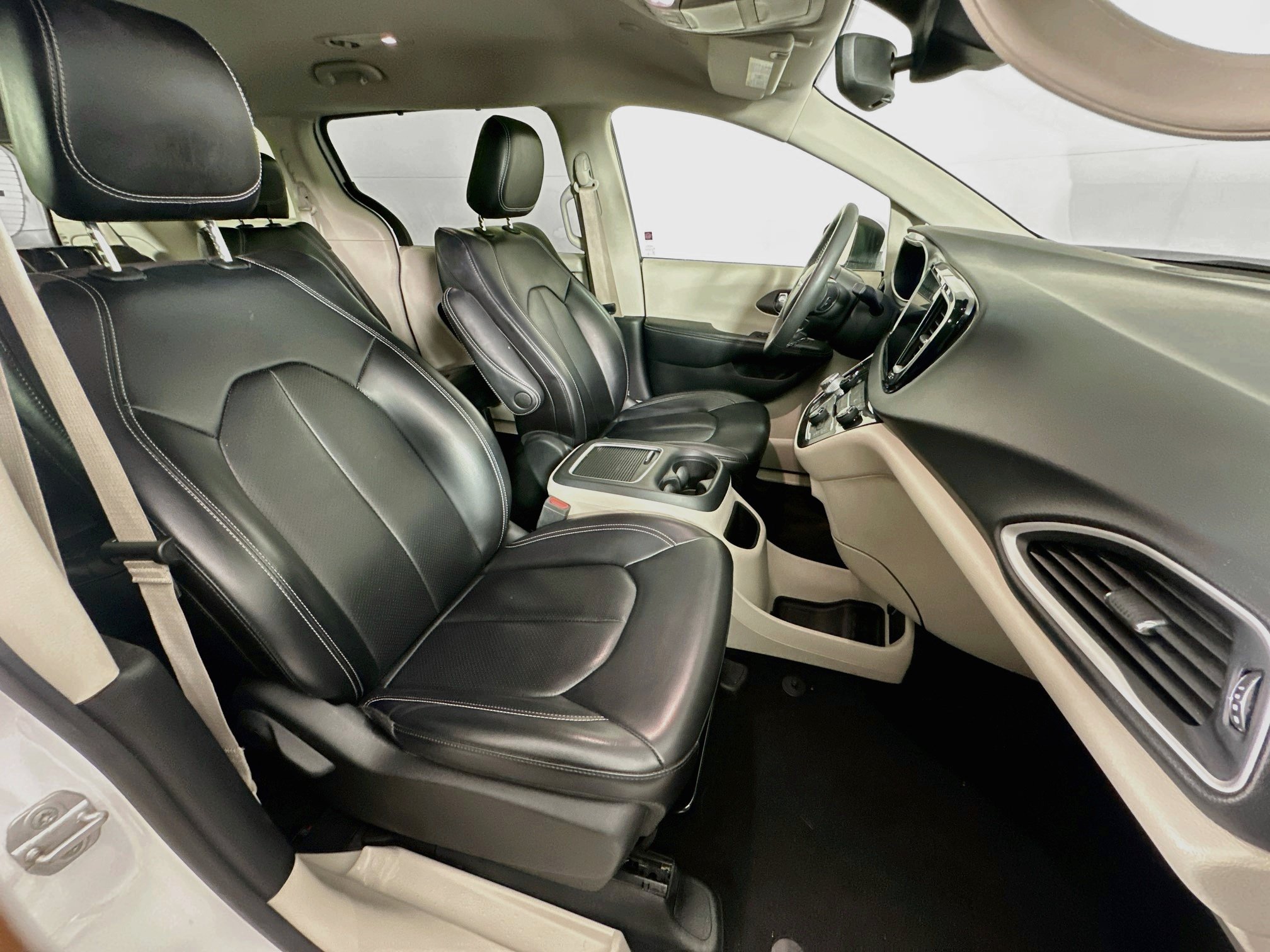 Used 2023 Chrysler Pacifica Touring-L FWD image 30