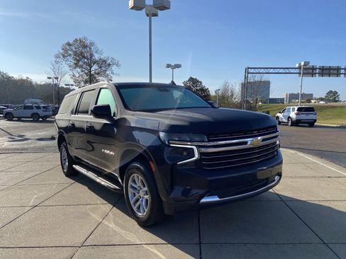 Used 2023 Chevrolet Suburban LT image 2