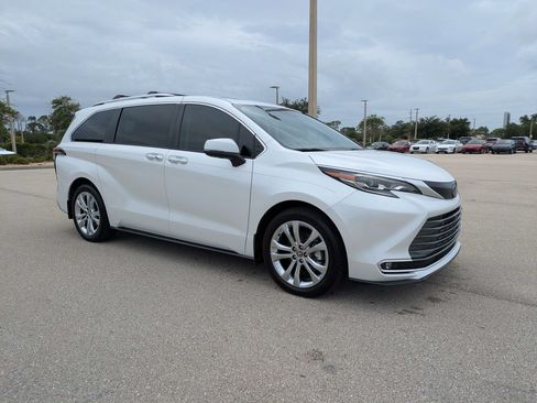 Used 2024 Toyota Sienna Platinum FWD image 2