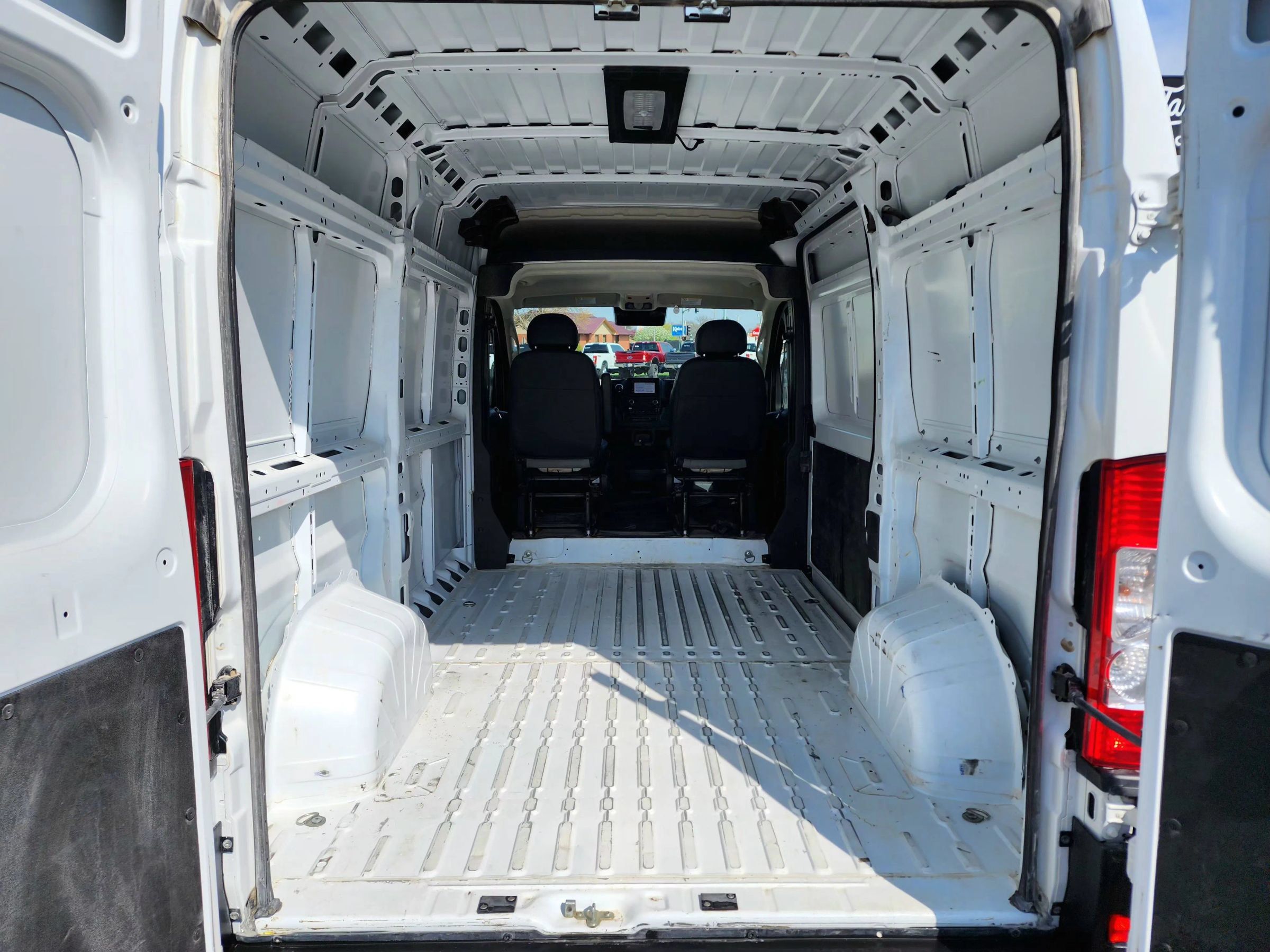 Used 2025 RAM ProMaster 2500 w/ Convenience Group FWD image 15