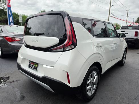 Used 2023 Kia Soul LX w/ LX Technology Package FWD image 3