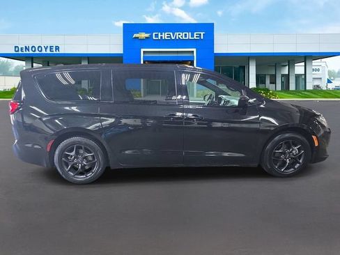 Used 2018 Chrysler Pacifica Touring Plus w/ S Appearance Package FWD image 6
