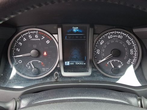 Used 2022 Toyota Tacoma TRD Sport w/ TRD Premium Sport Package AWD/4WD image 21