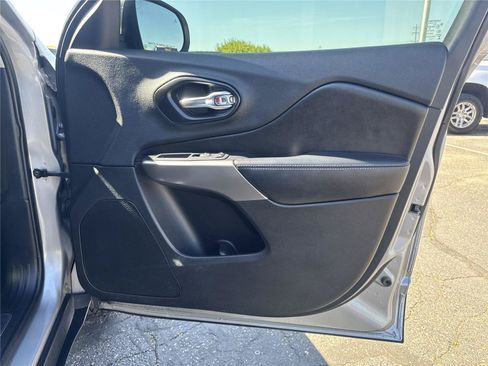 Used 2019 Jeep Cherokee Limited AWD/4WD image 27