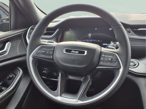 Used 2023 Jeep Grand Cherokee Altitude RWD image 11
