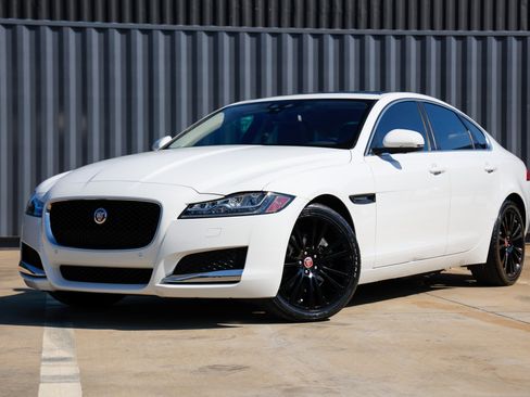 Used 2018 Jaguar XF Prestige image 1