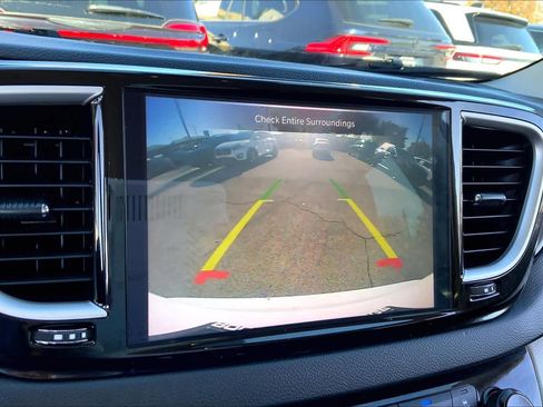 Certified 2024 Chrysler Pacifica Touring-L image 22