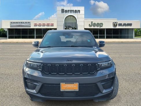 Certified 2022 Jeep Grand Cherokee Altitude AWD/4WD image 5