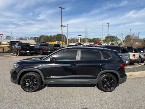 Used 2024 Volkswagen Taos SE w/ Panoramic Sunroof Package image 5