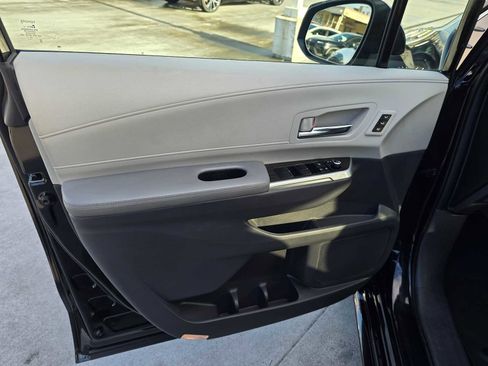 Used 2021 Toyota Sienna Limited image 23