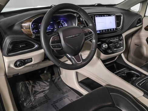 Used 2022 Chrysler Pacifica Limited image 4