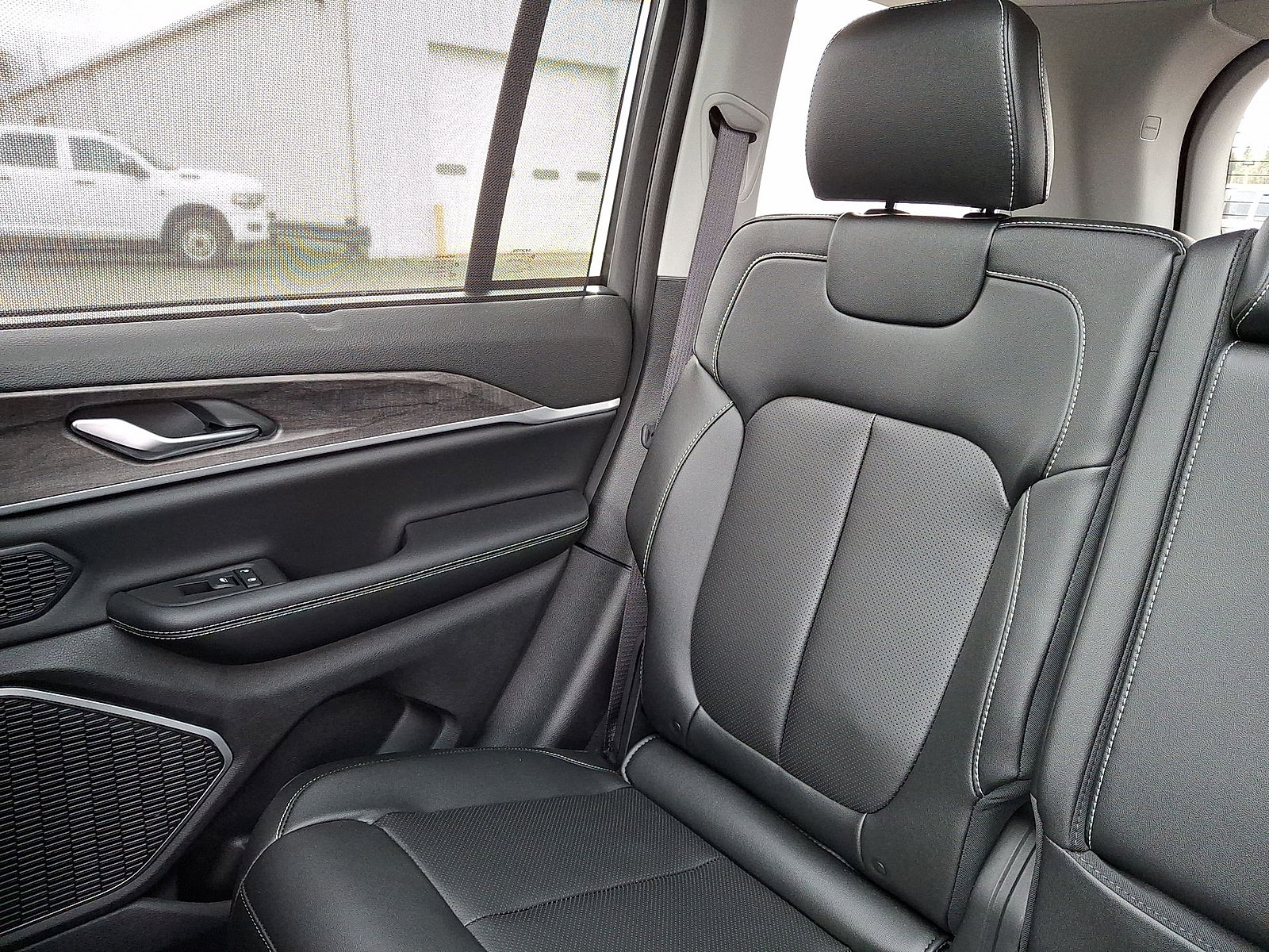 New 2024 Jeep Grand Cherokee Limited 4xe w/ Luxury Tech Group II AWD/4WD image 12