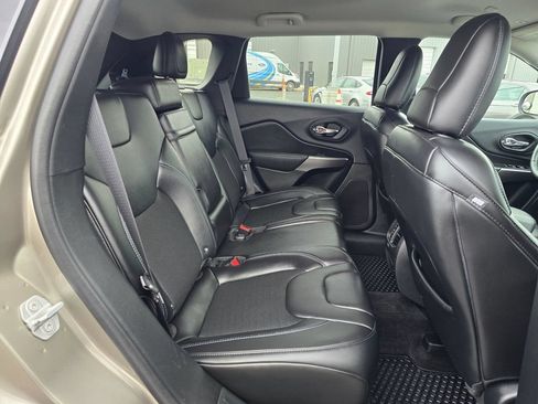 Used 2019 Jeep Cherokee Latitude Plus w/ Comfort/Convenience Group AWD/4WD image 13