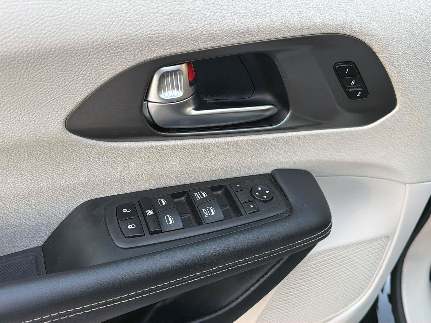 Used 2023 Chrysler Pacifica Touring-L FWD image 31
