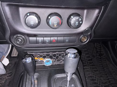 Used 2018 Jeep Wrangler Unlimited Sahara w/ Connectivity Group AWD/4WD image 18