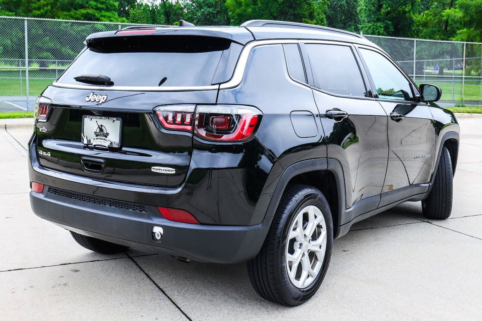 Used 2024 Jeep Compass Latitude AWD/4WD image 17