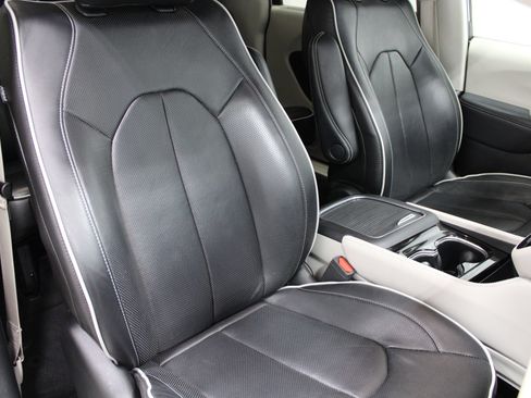 Used 2023 Chrysler Pacifica Limited FWD image 30