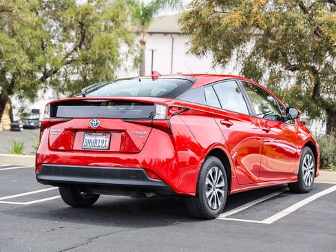 Used 2019 Toyota Prius XLE AWD/4WD image 4