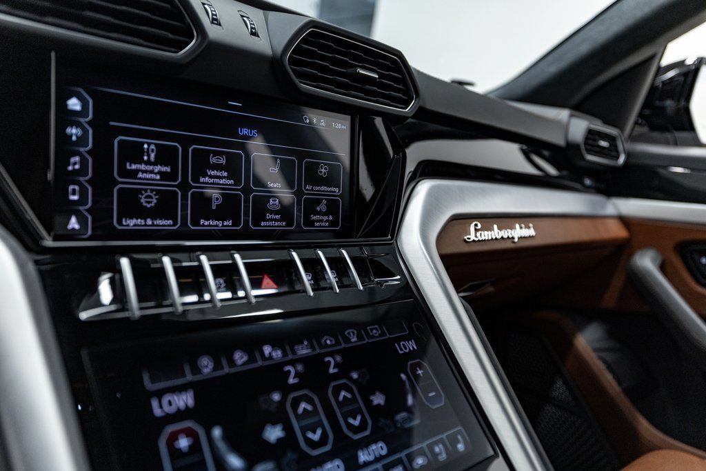 Used 2021 Lamborghini Urus AWD/4WD image 47