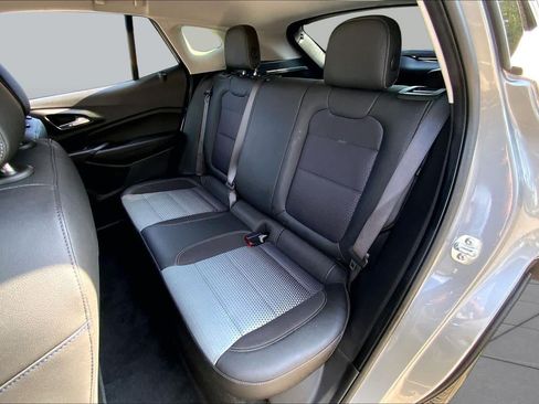 Used 2025 Chevrolet Trax LT FWD image 21