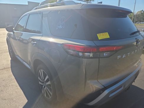 Used 2025 Nissan Pathfinder Platinum image 4
