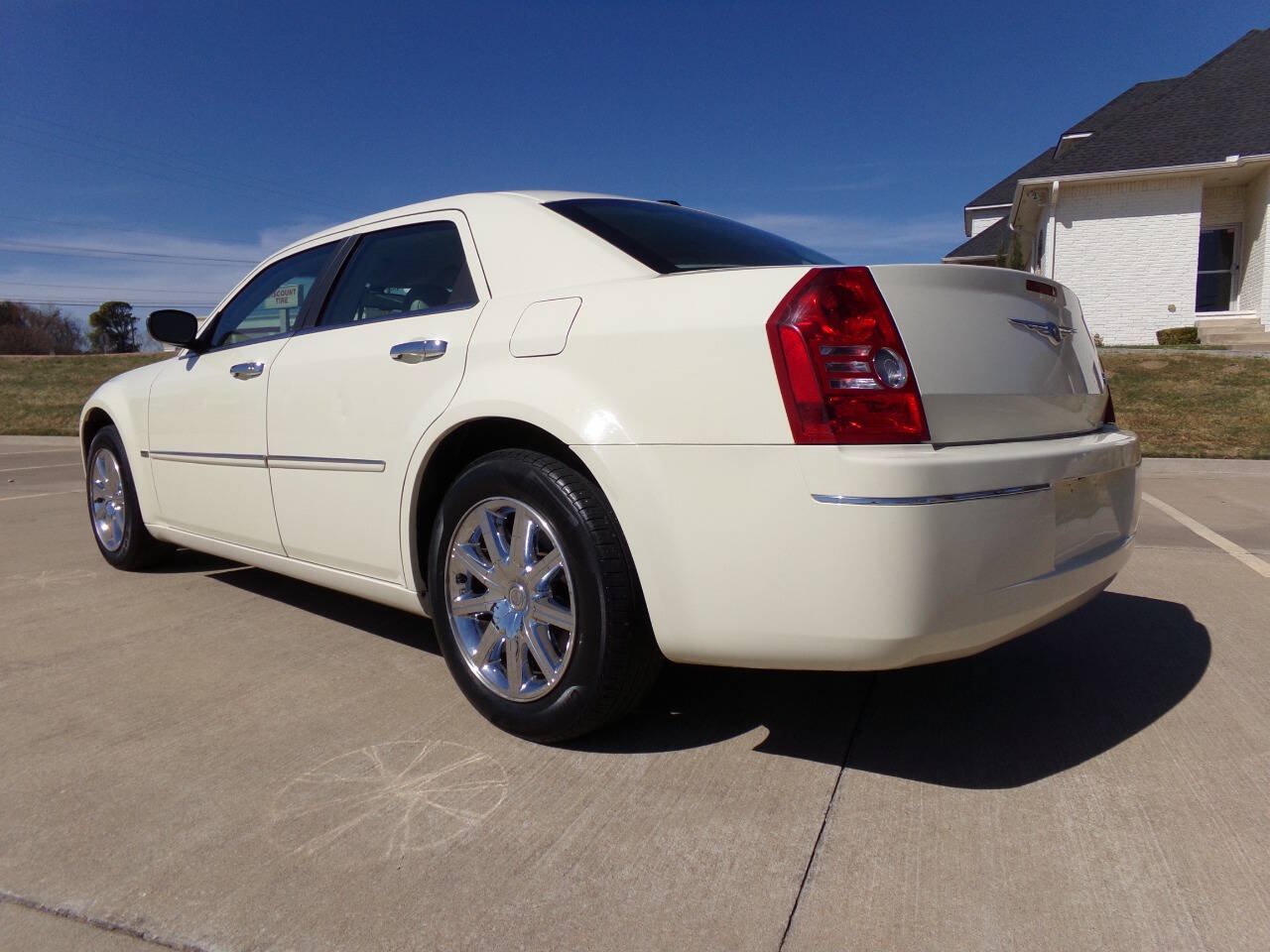 Used 2010 Chrysler 300 Touring RWD image 29