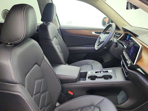 Used 2025 Volkswagen Atlas SE AWD/4WD image 23