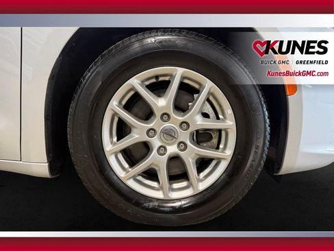 Used 2024 Chrysler Pacifica Touring-L FWD image 13