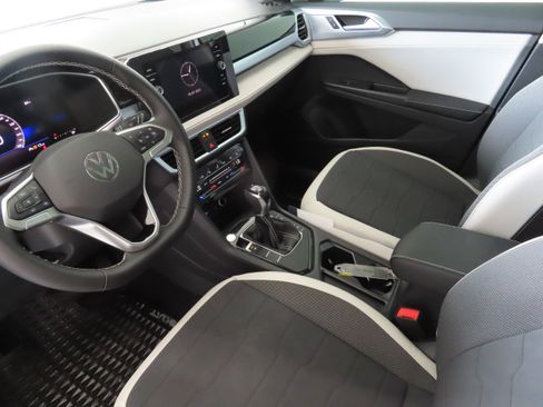 New 2025 Volkswagen Taos SE image 22