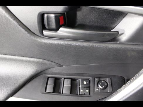 Used 2022 Toyota RAV4 LE FWD image 17