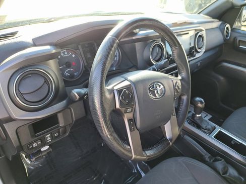 Used 2019 Toyota Tacoma TRD Sport image 13