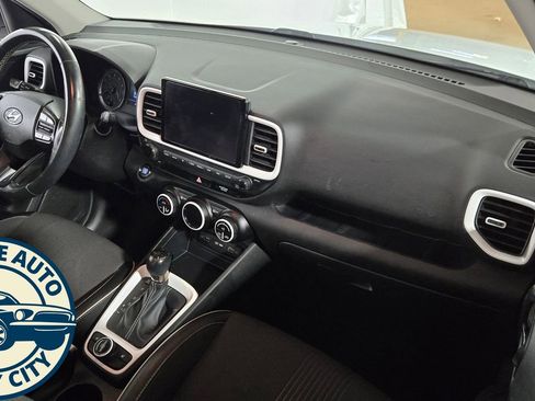 Used 2022 Hyundai Venue Limited FWD image 32