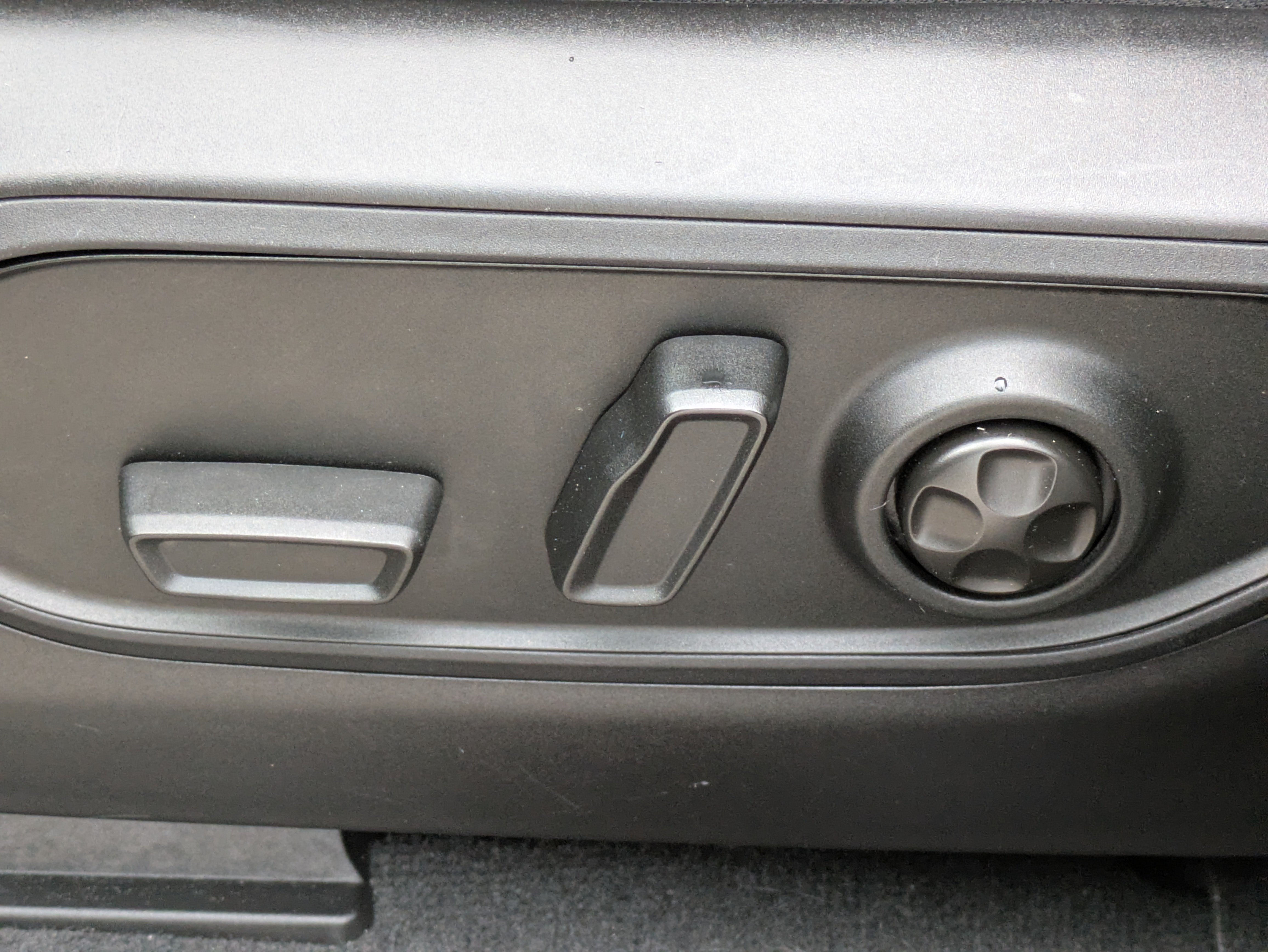 Used 2024 Jeep Grand Cherokee Limited w/ Luxury Tech Group II RWD image 19