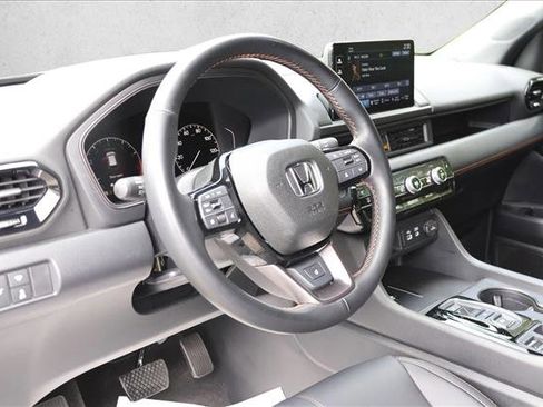 Used 2025 Honda Pilot TrailSport image 10