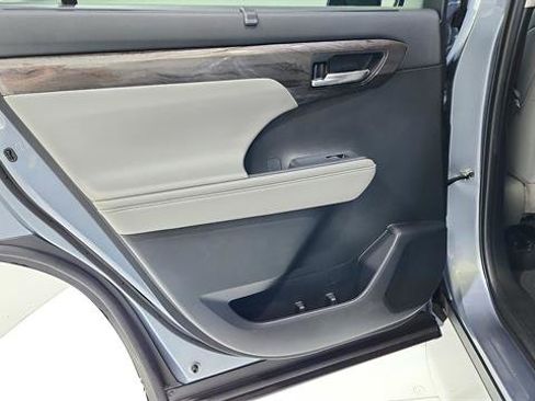 Used 2021 Toyota Highlander Limited FWD image 24