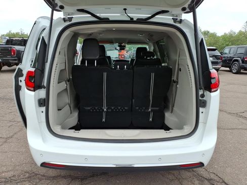 Used 2023 Chrysler Pacifica Touring-L FWD image 14