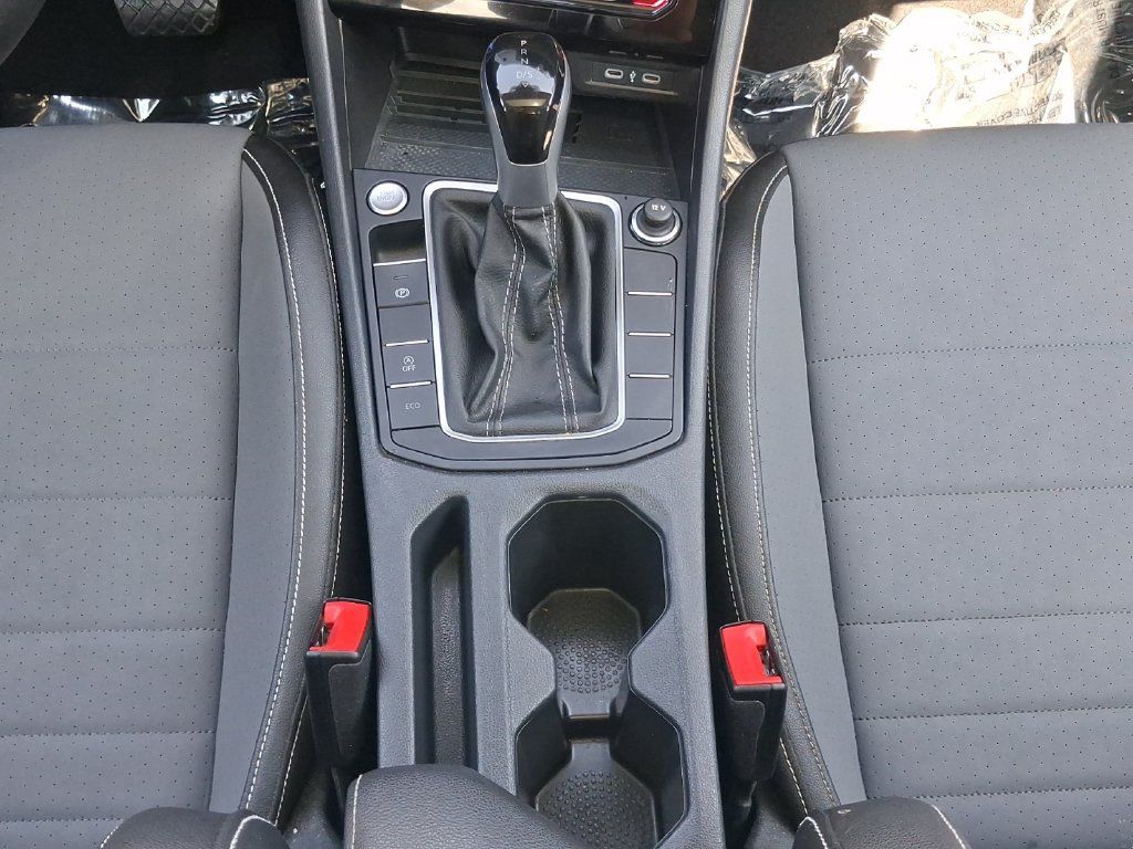 Used 2025 Volkswagen Jetta SE FWD image 5