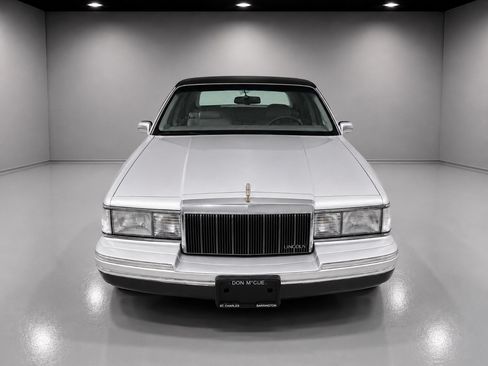 Used 1992 Lincoln Town Car Signature RWD image 2