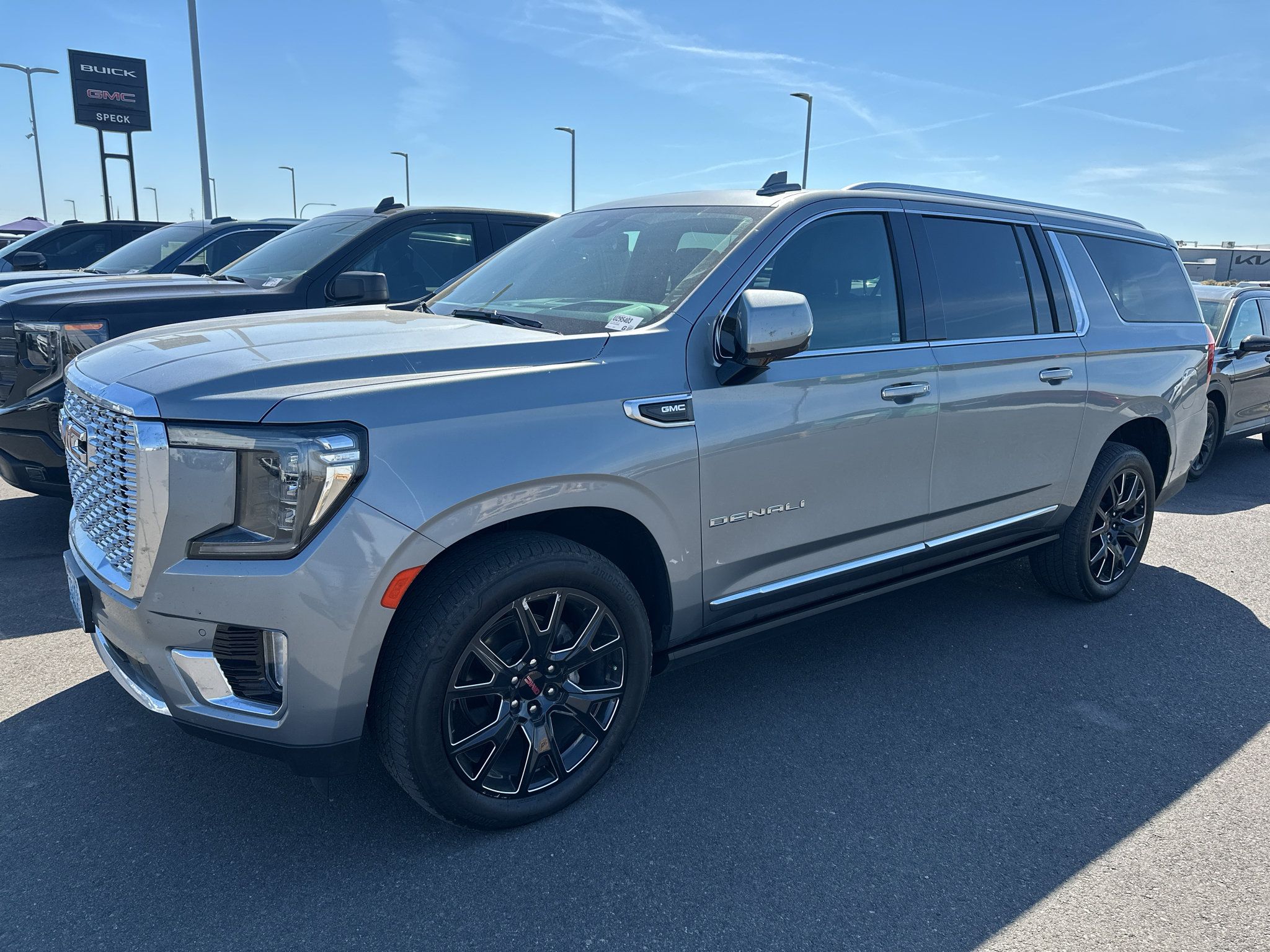 Used 2023 GMC Yukon XL Denali AWD/4WD image 1