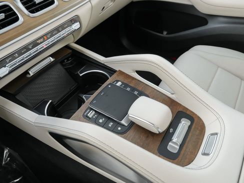 Used 2021 Mercedes-Benz GLS 450 4MATIC image 11