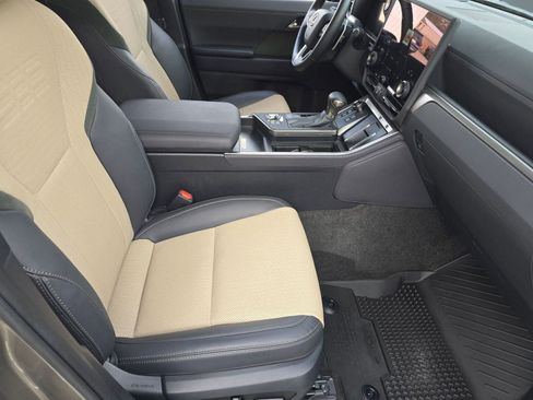 Used 2025 Lexus GX 550 image 27