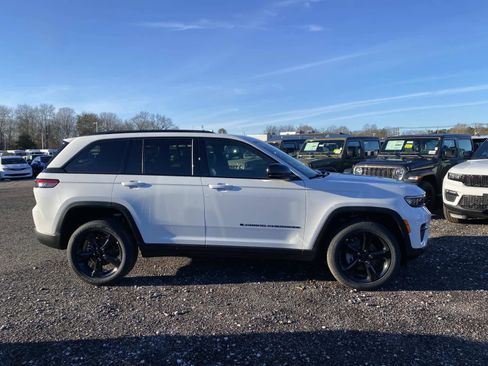 New 2025 Jeep Grand Cherokee Laredo image 2