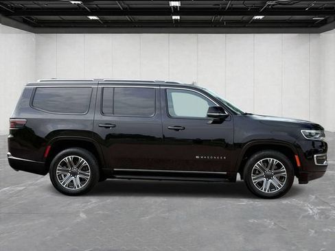 Certified 2024 Jeep Wagoneer Series II w/ Flexible Seating Group AWD/4WD image 3