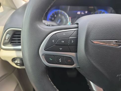 Used 2023 Chrysler Pacifica Touring-L FWD image 17